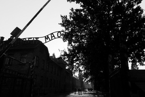 Wizyta w miejscu pamięci Auschwitz. Na zjdęciu widoczna brama wjazdowa do obozu. Nad nią napis: Arbeit macht frei.