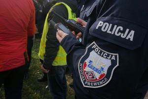 Na zdjęciu widoczna naszywka na mundurze policjanta. Logo Wydziału Prewencji oraz napis: POLICJA WYDZIAŁ PREWENCJI