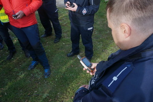 Na zdjęciu widoczny policjant obsługujący urządzenie GPS