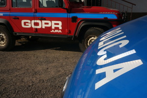 Na zjdęciu widoczny częściowo radiowóz oraz wóz Grupy Jurajskiej GOPR