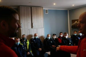 Na zdjęciu widoczni dwaj ratownicy. W tle uczestnicy szkolenia: policjanci i strażacy ochotnicy