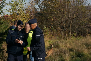 Na zdjeciu widoczni policjani, którzy czytają dane wyśietlone na urządzeniu GPS