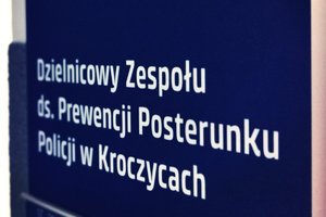 Napis na granatowym tle - tabliczka dzielnicowy Zespołu do Spraw Prewencji Posterunku Policji w Kroczycach.