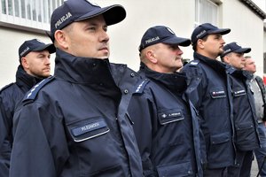 Na zdjęciu stojący w dwuszeregu umundurowni policjanci