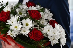 Na zdjęciu widoczny bukiet biało - czerwonych kwiatów.