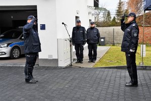 Dowódca uroczystości składa meldunek Komendantowi Wojewódzkiemu Policji w Katowicach o zakończeniu uroczystości.