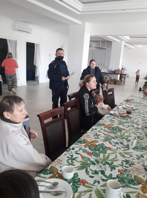 Dzielnicowy starszy aspirant Zbignbiew Przybyli podczas spotkania z ukraińskimi uchodźcami