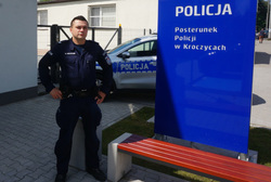 Policjant stojący przy Posterunku Policji