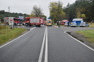 Na zdjęciu widoczne miejsce zdarzenia drogowego - radiowozy oraz wozy strażackie. Widoczny także ambulans.