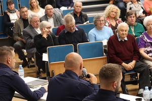 Na zdjęciu widoczni policjanci oraz uczestnicy debaty.