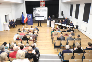 Na zdjęciu widoczni policjanci oraz uczestnicy debaty społecznej.