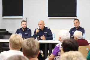 Na zdjęciu widoczni przy stoliku od lewej: Komendant Komisariatu Policji w Ogrodzieńcu podkomisarz Dominik Gębka, Komendant Powiatowy Policji w Zawierciu inspektor Jacek Kurdybelski, który przemawia i Naczelnik Wydziału Ruchu Drogowego komisarz Sylwester Będkowski.