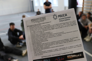 Na zdjęciu widoczna ulotka z informacjami na temat rekrutacji do Policji.