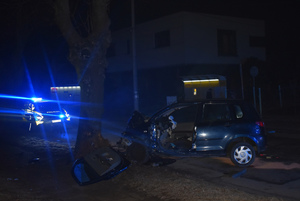 Na zdjęciu widoczne miejsce zdarzenia drogowego i roztrzaskany samochód.