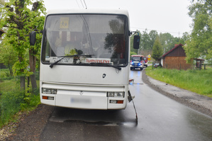 Na zdjęciu widoczny autobus, który został uszkodzony w trakcie kolizji.