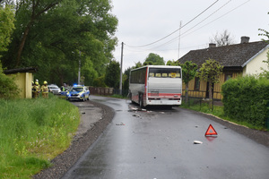 Na zdjęciu widoczny autobus, który został uszkodzony w trakcie kolizji.