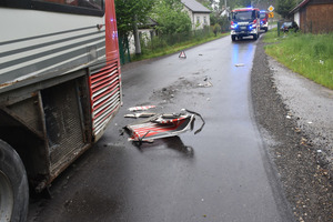 Na zdjęciu widoczny autobus, który został uszkodzony w trakcie kolizji.