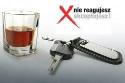 Na zdjęciu widoczna szklanka z płynem oraz kluczyki do samochodu, a także napis: Nie reagujesz - akceptujesz!
