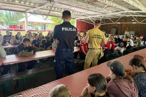 Na zdjęciu widoczny policjant podczas pogadanki dla obozowiczów.