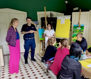 Na zdjęciu widoczny policjant oraz uczestnicy warsztatów.