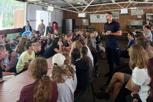 Na zdjęciu widoczny policjant podczas spotkania z dziećmi i młodzieżą.