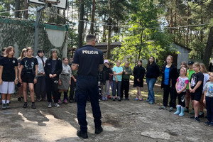 Na zdjęciu widoczny policjant podczas spotkania z dziećmi i młodzieżą.