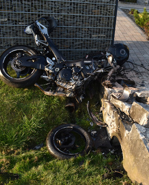 Na zdjęciu widoczny roztrzaskany motocykl.