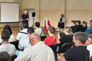 Na zdjęciu widoczny policjant podczas spotkania z rodzicami.