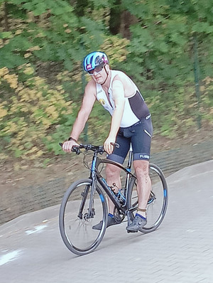 Na zdjęciu widoczny Zbigniew Adamowski jadący na rowerze.