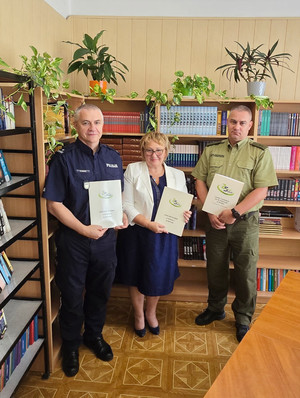Na zdjęciu widoczni: I Zastępca Komendanta Powiatowego Policji w Zawierciu podinspektor Paweł Sobota, Elżbietą Horbatowską - Dyrektor Zespołu Szkół w Porębie oraz podporucznik Grzegorz Wójciki – Koordynator ds. klas mundurowych Placówki Straży Granicznej w Sosnowcu.