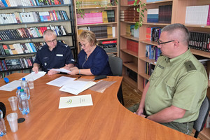 Na zdjęciu widoczni: I Zastępca Komendanta Powiatowego Policji w Zawierciu podinspektor Paweł Sobota, Elżbietą Horbatowską - Dyrektor Zespołu Szkół w Porębie oraz podporucznik Grzegorz Wójciki – Koordynator ds. klas mundurowych Placówki Straży Granicznej w Sosnowcu.