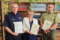 Na zdjęciu widoczni: I Zastępca Komendanta Powiatowego Policji w Zawierciu podinspektor Paweł Sobota, Elżbietą Horbatowską - Dyrektor Zespołu Szkół w Porębie oraz podporucznik Grzegorz Wójciki – Koordynator ds. klas mundurowych Placówki Straży Granicznej w Sosnowcu.