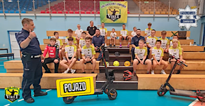 Na zdjęciu widoczni policjanci oraz zawodnicy.