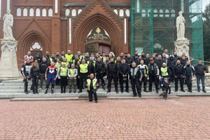 Zdjęcie grupowe motocyklistów przed Bazyliką pod wezwaniem świętych apostołów Piotra i Pawła.
