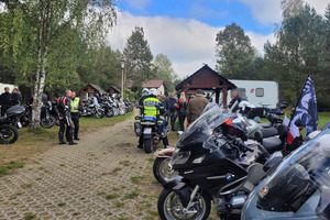 Zdjęcie: Stowarzyszenie Jurajskich Motocyklistów. Na zdjęciu widoczny policjant na motocyklu. Wokół inni motocykliści.