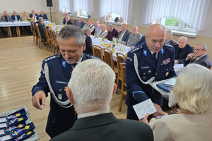 Na zdjęciu widoczny moment wręczania odznaczeń przez policjantów.