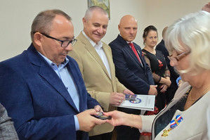 Na zdjęciu widoczny Komendant Powiatowy Policji w Zawierciu inspektor Artur Klimek, któremu odznaczenie wręcza Wiceprezes zawierciańskiego koła Stowarzyszenia Emerytów i Rencistów Policyjnych Teresa Dziób.