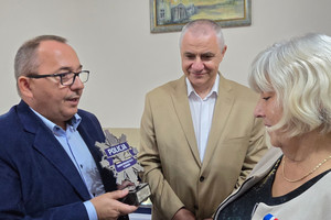 Na zdjęciu widoczny Komendant Powiatowy Policji w Zawierciu inspektor Artur Klimek wraz ze swoim zastępcą podinspektorem Pawłem Klimkiem, którzy przekazują pamiątkową statuetkę Wiceprezes zawierciańskiego koła Stowarzyszenia Emerytów i Rencistów Policyjnych Teresie Dziób.