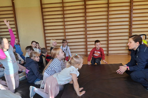 Na zdjęciu widoczna policjantka, podczas spotkania z dziećmi.