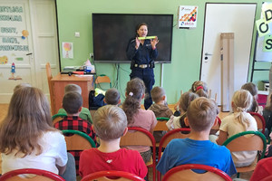 Na zdjęciu widoczna policjantka, podczas spotkania z dziećmi.