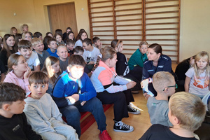 Na zdjęciu widoczna policjantka, podczas spotkania z dziećmi.