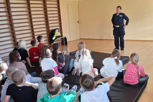 Na zdjęciu widoczna policjantka, podczas spotkania z dziećmi.
