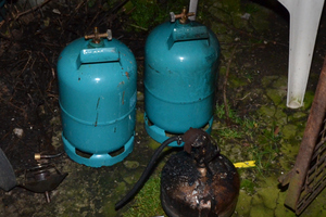 Na zdjęciu widoczne dwie duże butle gazowe, a także jedna mała, która nosi ślady spalenia.