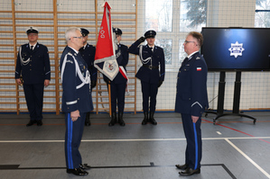 Dowódca uroczystości podinspektor Sławomir Jachna składa meldunek Komendantowi Wojewódzkiemu Policji w Katowicach nadinspektorowi Mariuszowi Krzystyniakowi.