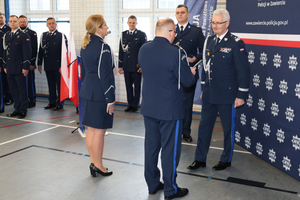 Na zdjęciu widoczna młodszy inspektor Renata Hałabuda oraz inspektor Artur Klimek, którzy stoją przed Komendantem Wojewódzkim Policji w Katowicach nadinspektorem Mariuszem Krzystyniakiem.