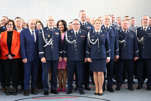 Zdjęcie grupowe policjantów oraz zaproszonych gości.