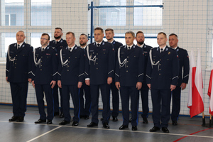 Na zdjęciu widoczna kadra kierownicza zawierciańskiej komendy na uroczystej zbiórce z okazji pożegnania ze służbą oraz objęcia stanowiska Komendanta Powiatowego Policji w Zawierciu.
