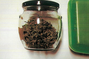 Na zdjęciu widoczny słoik z suszem roślinnym.