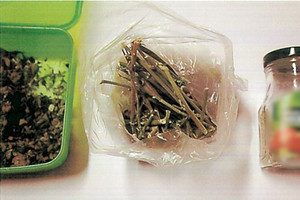 Na zdjęciu widoczne zasuszone łodygi w woreczku foliowym.