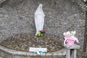 Na zdjęciu widoczna uszkodzona figura.